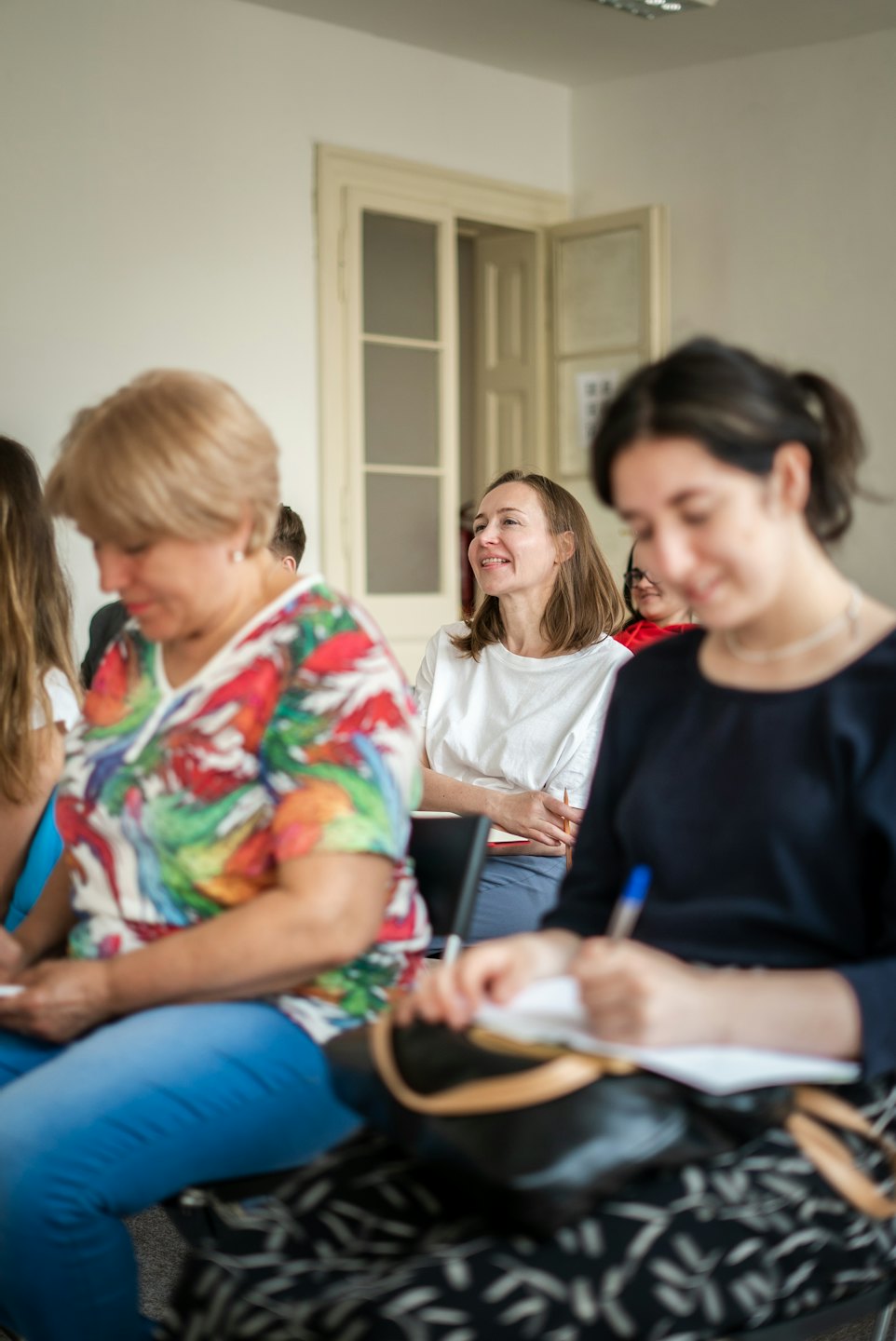 Des participants attentifs écoutent un conférencier lors d'un atelier.
